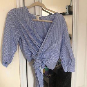 Long sleeved blouse with a front tie